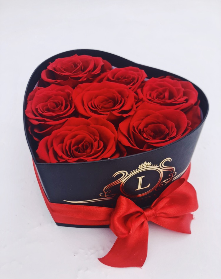 Mini heart shaped box of infinity roses that last a year - Preserved ...